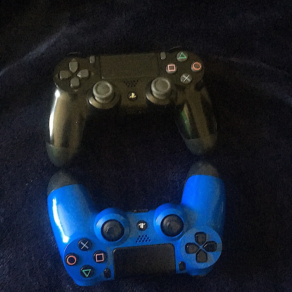 2 ps4 controllers